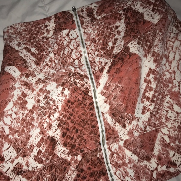 💋NBD REVOLVE Snakeskin Mini Skirt - Picture 2 of 4